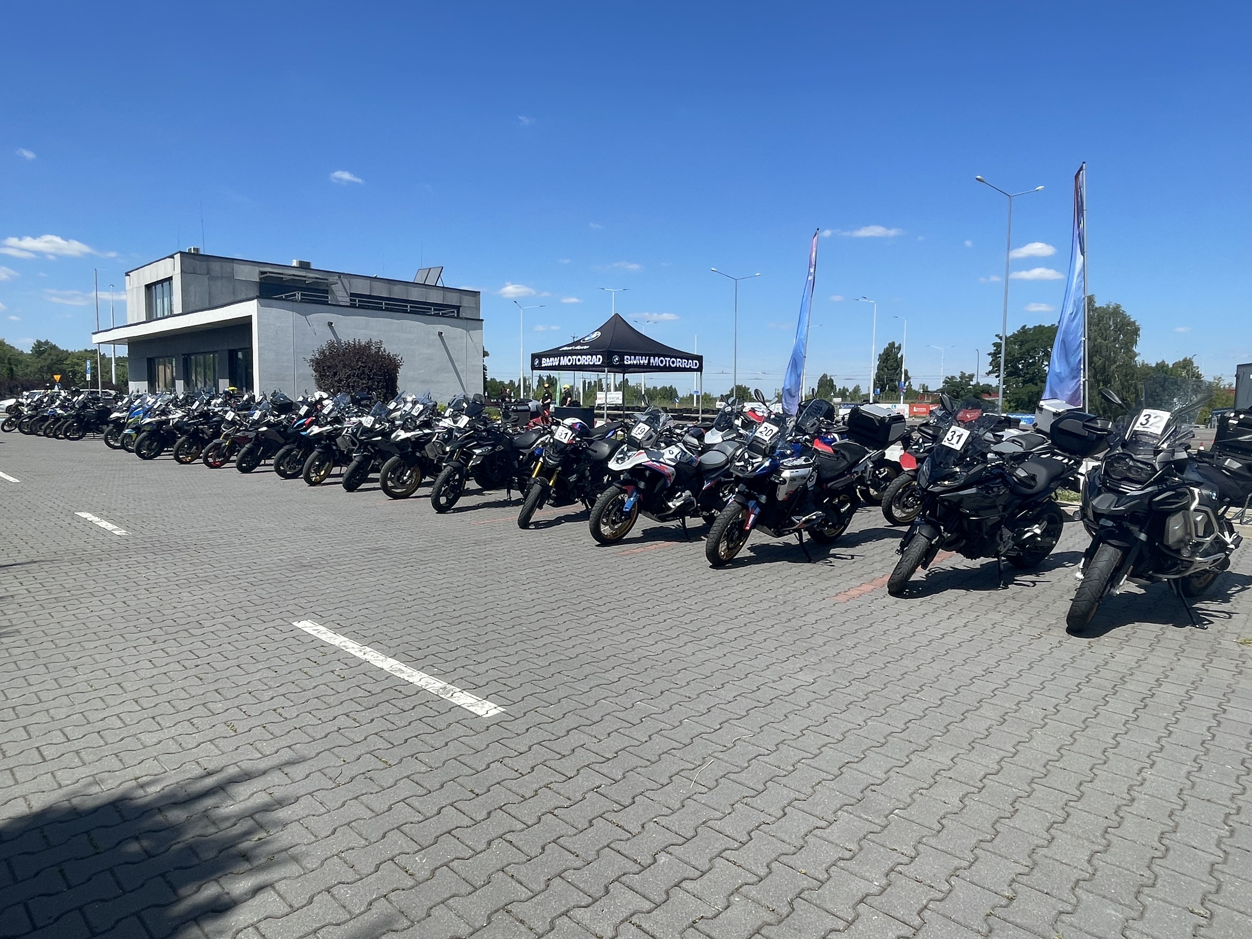 Panele podczas bezpłatnego szkolenia z Moto-Sekcją dla użytkowników motocykli BMW Panele podczas bezpłatnego szkolenia z Moto-Sekcją dla użytkowników motocykli BMW