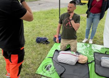 Pokaz pierwszej pomocy na pikniku firmowym Reckitt
