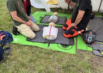 Pokaz pierwszej pomocy na pikniku firmowym Reckitt